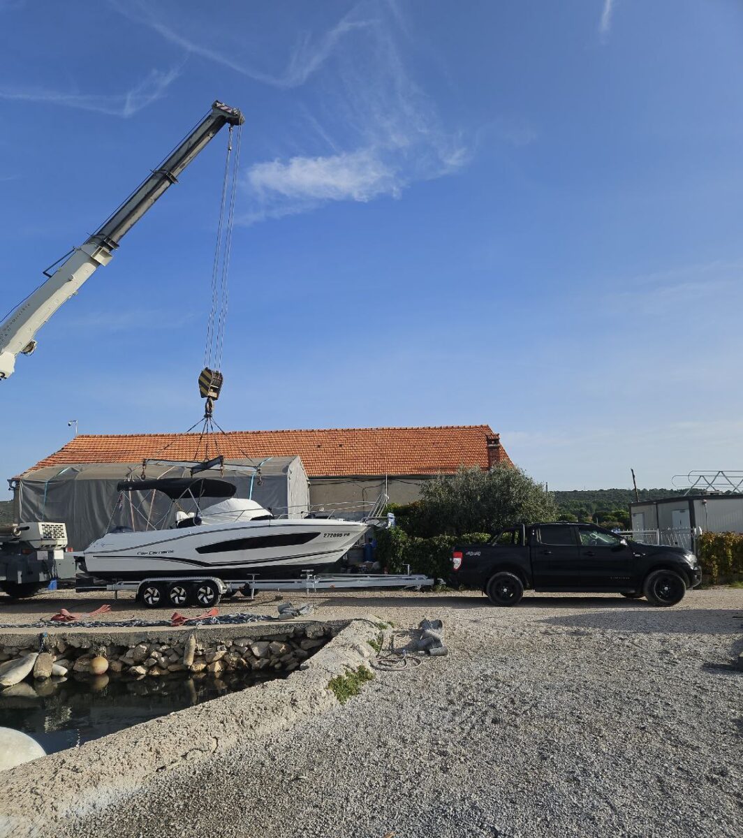 Boat arrival and initial handling in dry marina yard