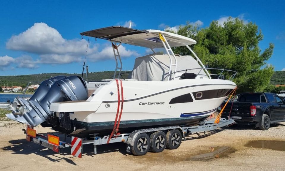 Motoscafo Cap Camarat con doppio fuoribordo Yamaha su rimorchio a tre assi trainato da un Ford Ranger nero vicino al porto turistico